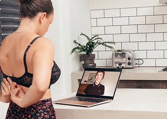 Онлайн-консультант поможет вам на глаз определить не только размер груди, но и выбрать подходящую модель