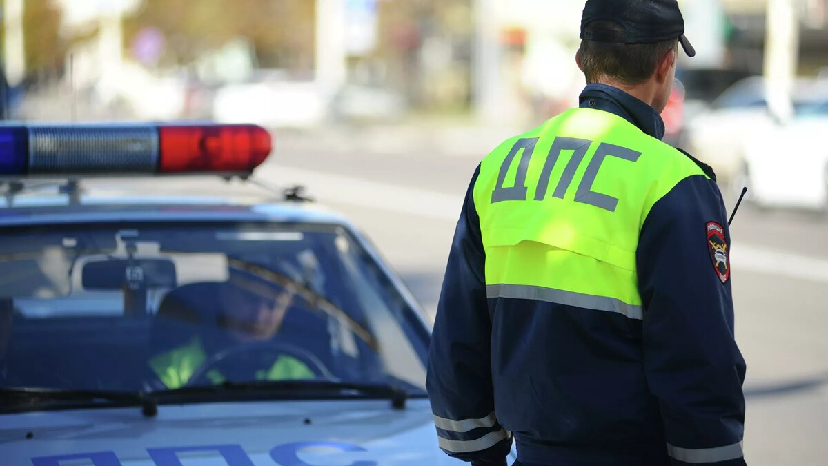 КЕМЕРОВО, 21 сен - РИА Новости. Жительница Кемерово погибла, 2-летняя девочка попала в реанимацию в результате ДТП на пешеходном переходе: водитель не заметил их из-за запотевших от печки стекол, сообщили  Новости в пресс-службе ГУ МВД по Кемеровской области.

По данным ведомства, вария произошла около 7.45 (3.45 мск).

"Водитель автомобиля Skoda Rapid, двигаясь по проспекту Ленинградскому в сторону проспекта Московского, не предоставил преимущество в движении и совершил наезд на женщину с ребенком, которые переходили дорогу по нерегулируемому пешеходному переходу. В результате 35-летняя женщина скончалась на месте, двухлетняя девочка госпитализирована и помещена в отделение реанимации", – сообщает ведомство.
Как пояснил полиции водитель, он не увидел пешеходов, потому что в машине запотели стекла из-за включенной печки, сообщает ведомство.

В Красноярском крае фура насмерть сбила двух человек
11 сентября, 12:18

Сейчас решается вопрос о возбуждении дела по части 3 статьи 264 УК РФ "Нарушение правил дорожного движения и эксплуатации транспортных средств". Санкция статьи предусматривает до пяти лет лишения свободы.


Как уточнили РИА Новости в пресс-службе регионального центра медицины катастроф, ребенок находится в состоянии средней степени тяжести.
