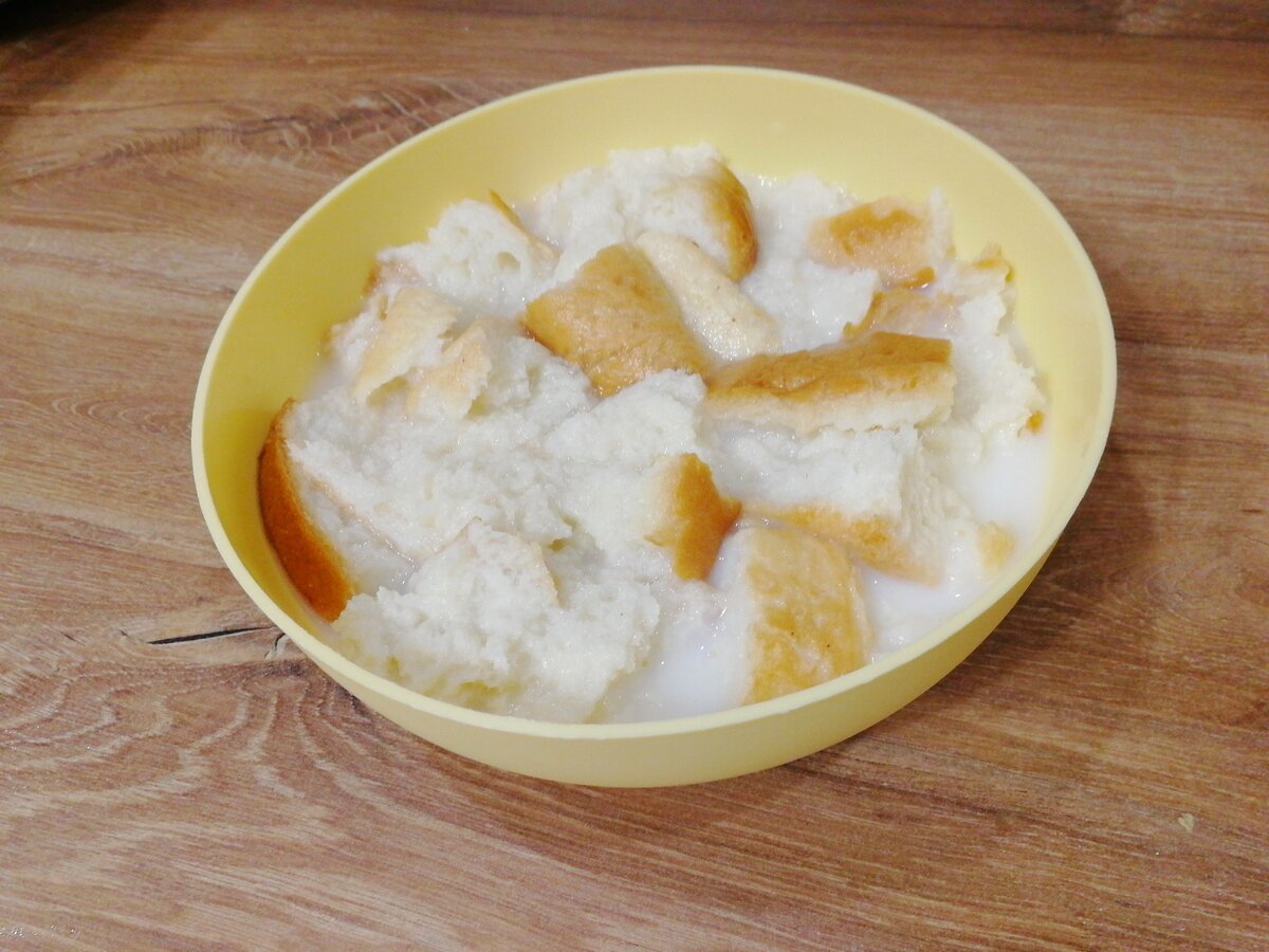 Хлеб для котлет не обязательно должен быть свежим. Можно взять и вчерашний. Если нет молока, то можно залить его просто водой.