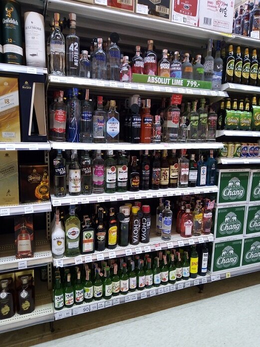 стойка с алкоголем в Big Lotus. Импортного привозного алкоголя тоже достаточно, но это уже больше на туристов рассчитано.