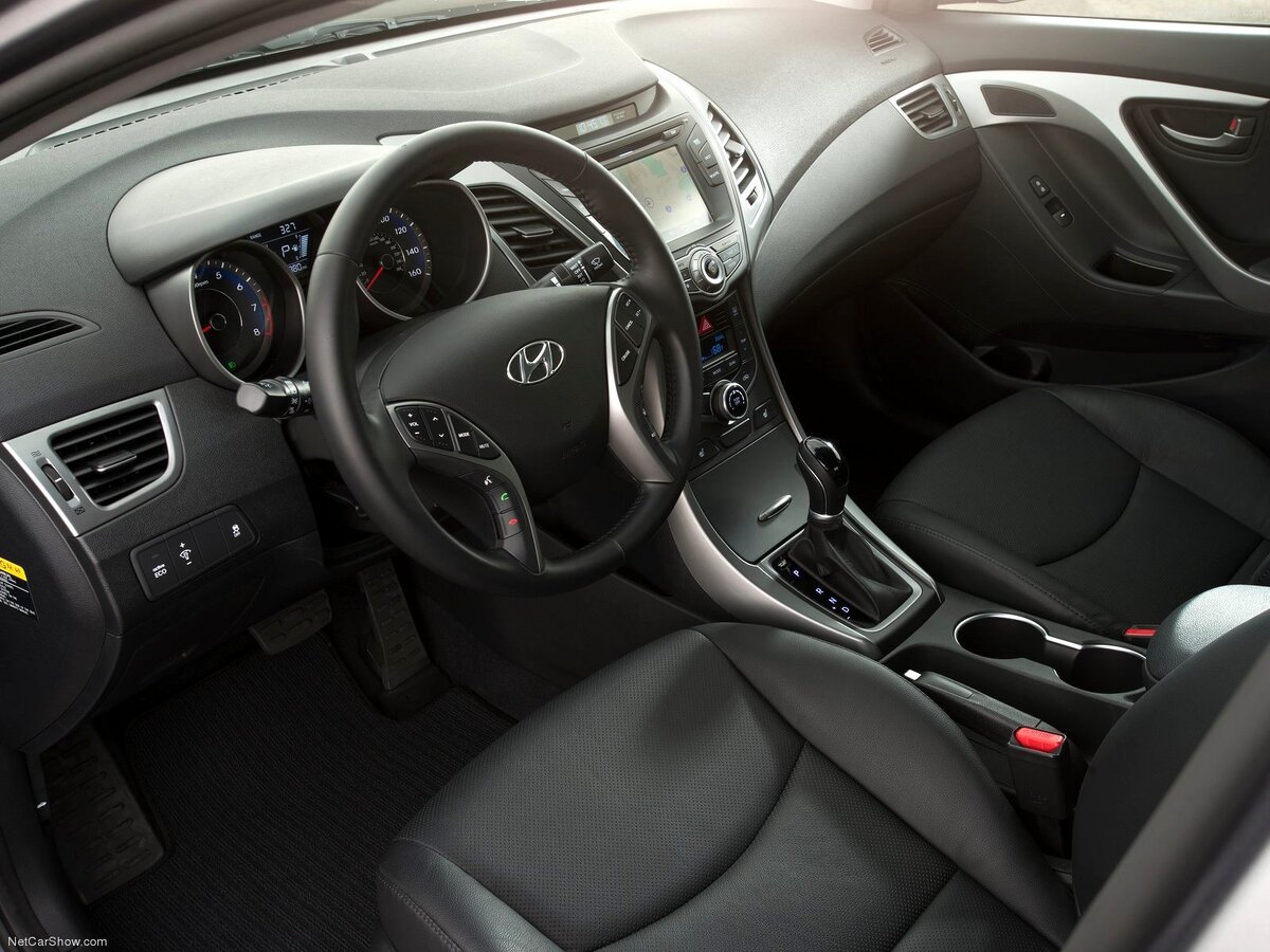 Hyundai Elantra V. Убранство передней панели и место водителя. Фото из открытых источников.