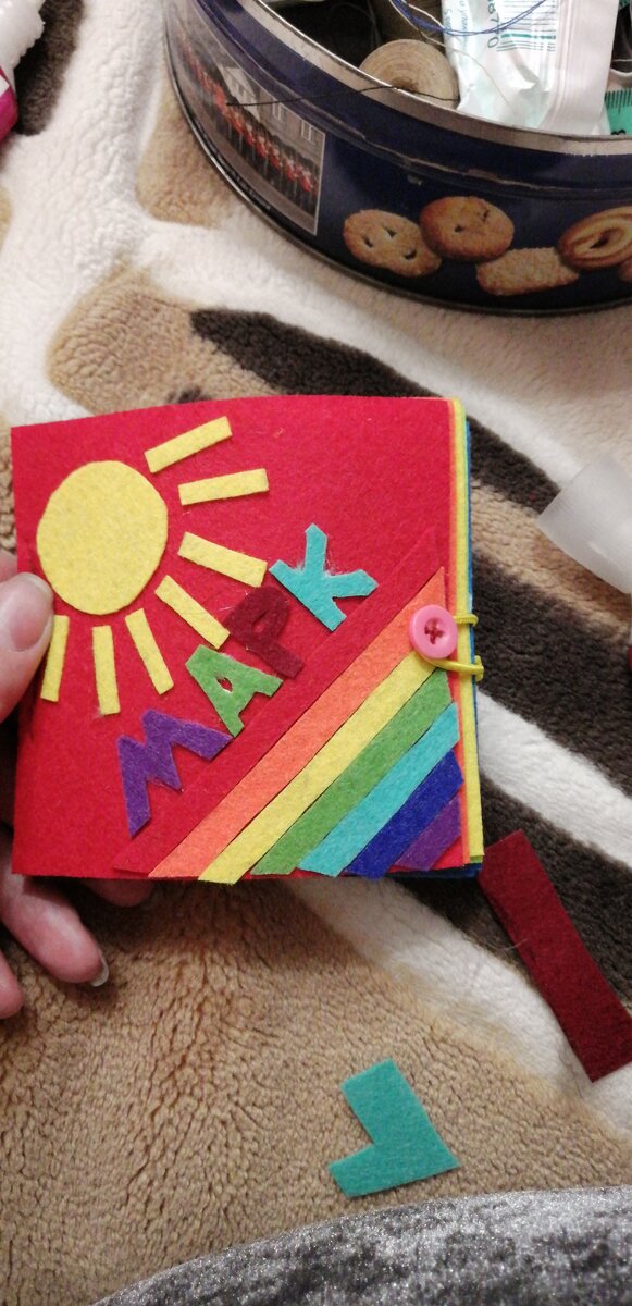 Небольшая книжечка из фетра.