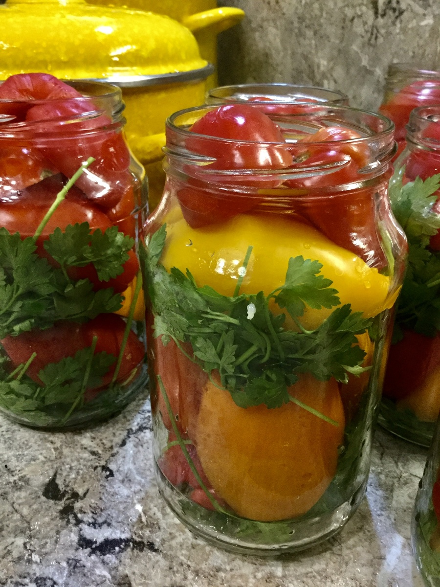 Банки готовы к заливке рассола и последующей стерилизации