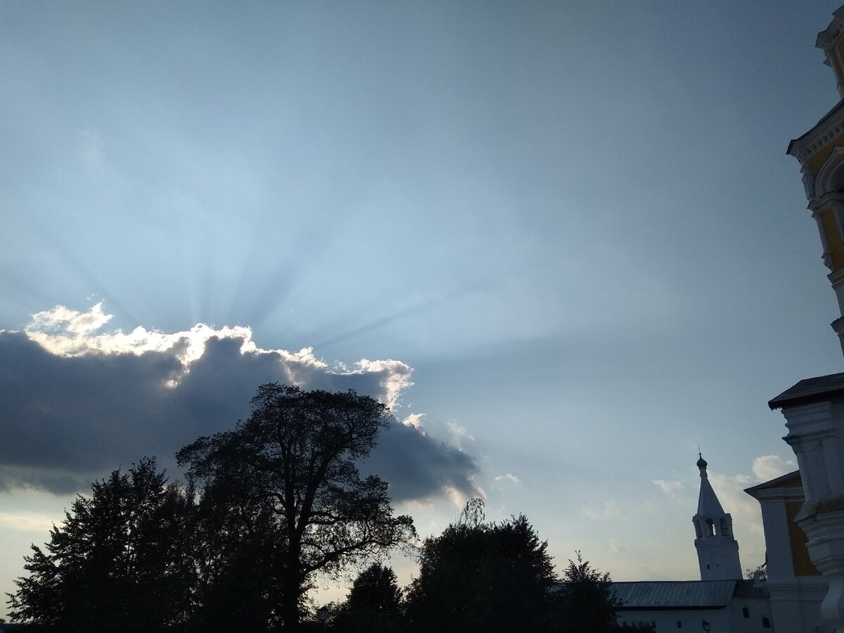 фото автора. Спасо-Прилуцкий монастырь. Расходящиеся лучи солнца завораживают взгляд.