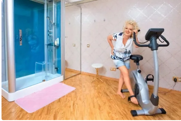 Надежда известна не только своим творчеством, но также, помпезными яркими нарядами, за которые она часто подвергается критике.-9