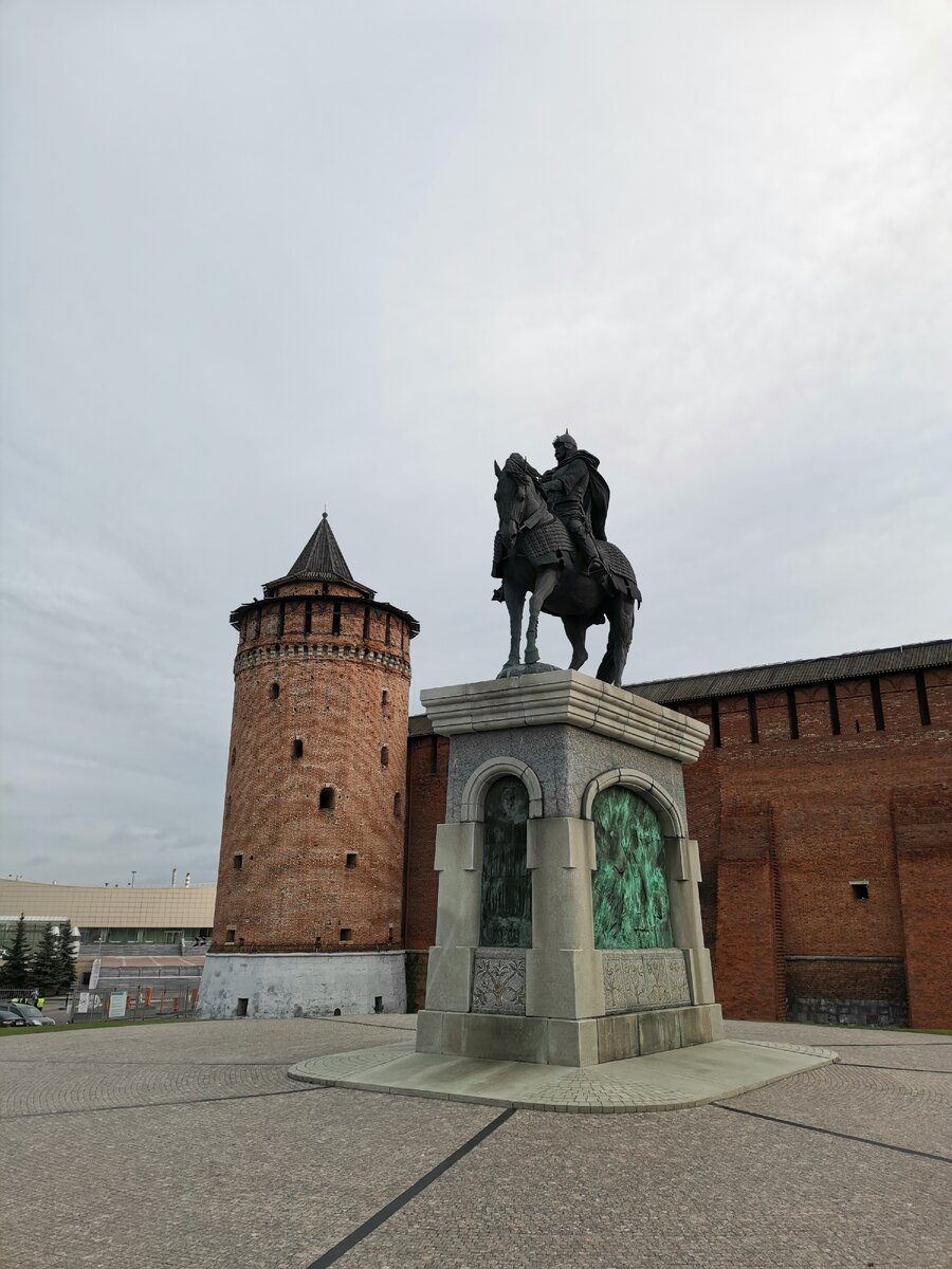 Памятник Дмитрию Донскому и Коломенский кремль