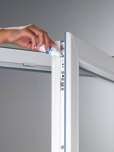 Одновременно с обслуживанием уплотнителя можно смазать детали фурнитуры // Фото siegenia.com