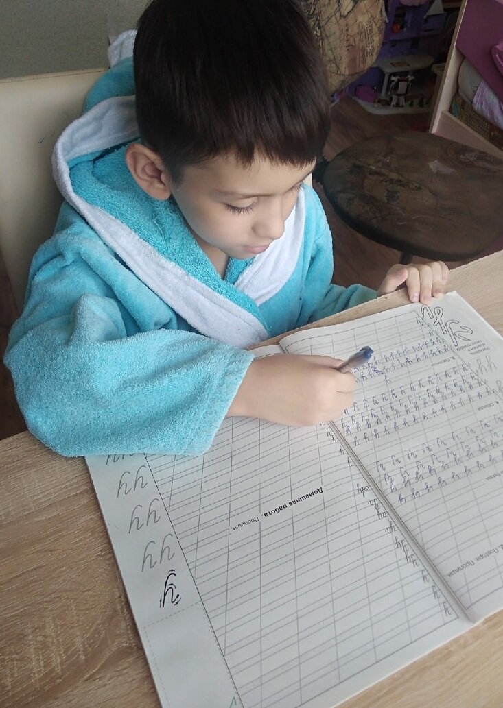 Не спеша и в халатике учимся писать)