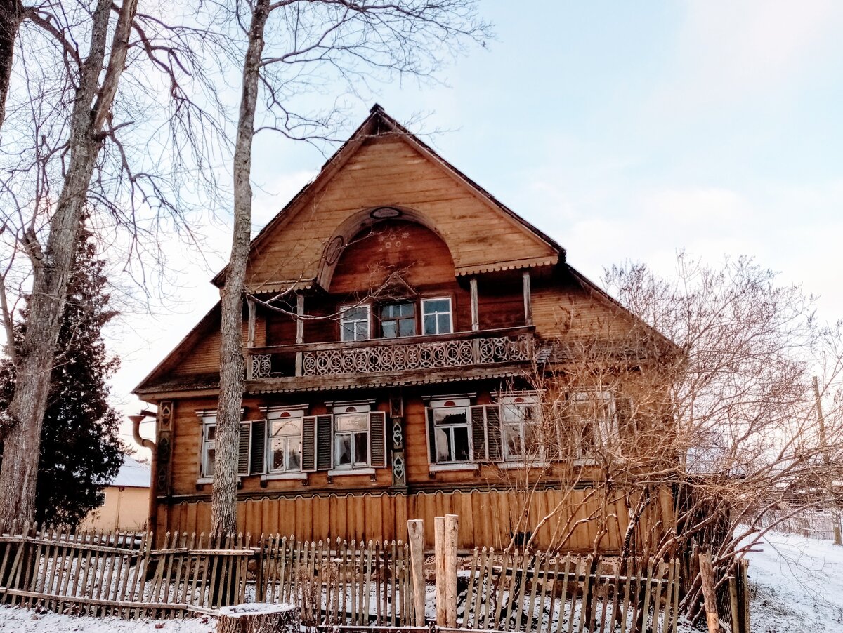 Дом у пруда