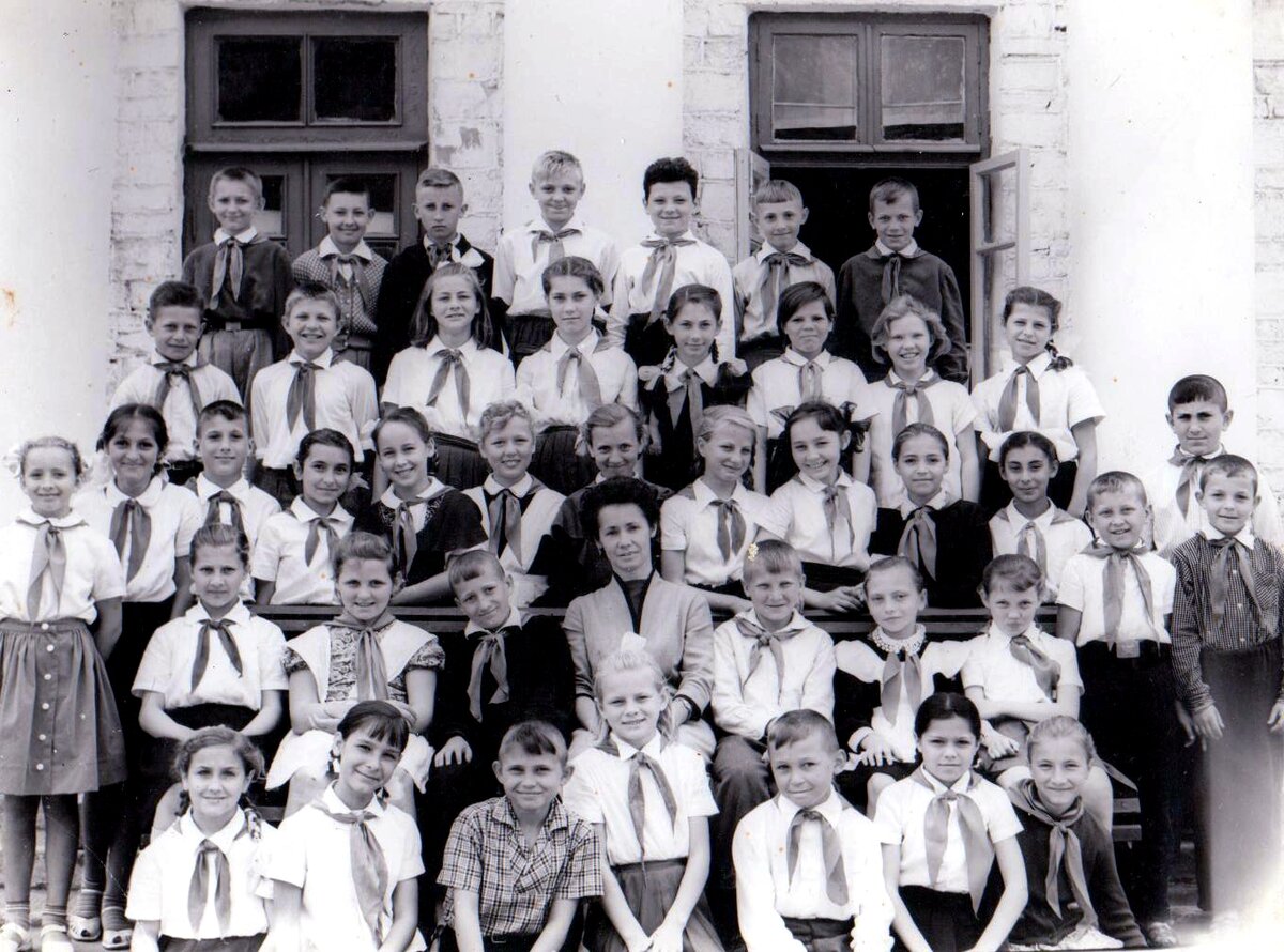 Сочи  (Мацеста) школа № 11 Июнь 1963 год 4 класс Калашников В.И третий справа первый ряд