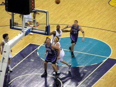 Главная
История
Правила игры
Элементы игры
Экипировка
Оборудование
FIBA
NBA
Международные соревнования
Мини-баскетбол
Баскетбольные клубы
Статьи
Фотогаллерея
Видео
Sport Shop
Полезные ссылки
Контакты

Наша кнопка:получить код

Статьи о баскетболе
Техника игры в баскетбол
Каждый баскетболист в зависимости о своих физических данных, не только от них, на игровой площадке может выполнять различные роли.Ключевой фигурой на площадке является плеймейкер – разыгрывающий игрок, который лучше всех управляется с баскетбольным мячом. На эту роль назначают игрока, который хорошо видит площадку и в совершенстве владеет мячом. Его основная задача уметь хорошо водить мяч и отдавать хорошие пасы другим игрокам.

Для завершения атак используются центровой игрок и форварды. Передвигаются форварды в основном по флангам, а центровой игрок – по центру атаки. С позиции игры, роль центрового игрока является наверное самой заманчивой ролью, так как завершение почти всех атак приходится выполнять ему. Такая роль дает возможность такому игроку набирать самые высокие рейтинги в составе команды. Но баскетбол коллективная игра, и большое значение имеет командная игра. Большую роль играют разыгрывающие баскетболисты и центровые игроки. Если задаваться целью - набрать самые лучшие статистические показатели, не основываясь на выборе оптимальных игровых комбинаций, то легко можно потерять потенциальные очки.

Во время игры тренер часто меняет состав полевых игроков – выставляет больше форвардов или центровых. Применение такой тактики зачастую приносит довольно ощутимые результаты, даже при игре с более сильным противником.

Защита является одним из тактических приемов, которая бывает персональной или зонной. Когда команда становится в зонную защиту, то каждый игрок команды, которая защищается, старается блокировать любого игрока противника. Персональная защита построена на блокировке действий конкретного игрока, прикрепленного к определенному игроку из другой команды. Прессинг используется для подавления очень активных игроков. Проводят прессинг по всей игровой площадке, как на большом, так и на малом расстоянии.

Оценка индивидуальной игры проводится по таким объективным показателям – очки, блок-шоты и подборы. Оцениваются также и субъективные показатели – броски, игра в пас, финты, дриблинг. Броски по кольцу являются ключевым моментом любой атаки и большинстве случаев они приводят к получению очков. Игра в пас очень важна, и при этом важно, чтобы игрок, отдающий пас, не смотрел на своего адресата. Финты же – это ложные отвлекающие движения телом или мячом и используются для того, чтобы отвлечь внимание противника. И наконец дриблинг – это умение каждого игрока вести мяч по игровой площадке.


