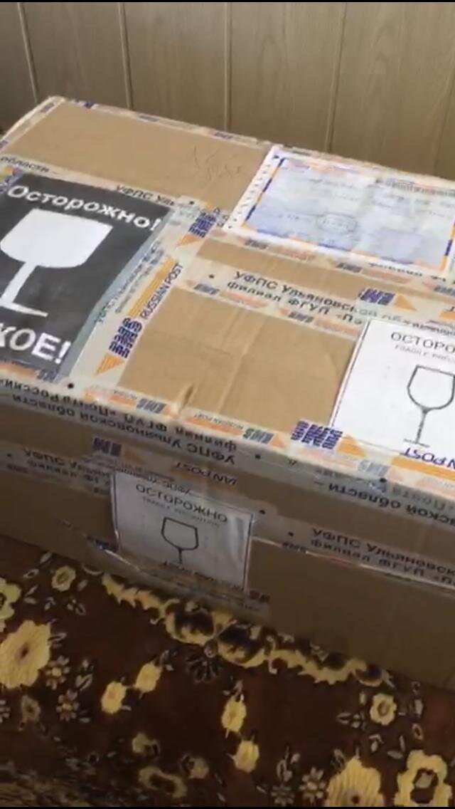 Полученная посылка с предупреждениями о хрупком содержании 