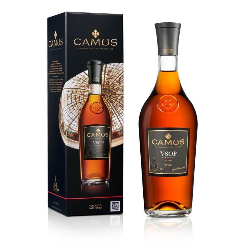 Коньяк Camus VSOP Elegance - это элегантная смесь лучших терруаров региона, в частности терруара Бордери. Этот изысканный, утонченный и удивительно гладкий VSOP был дистиллирован в традиционной манере "на осадке" с небольшими медными кубиками перегонки. Коньяк Camus VSOP Elegance настолько изыскан в употреблении, как и следует из названия, что может похвастаться округлым фруктовым носом с ореховыми нотами и гладким послевкусием ванили, карамели и дуба во вкусе. Как и все коньяки Камю, качество и совершенство лежат в основе его создания. Поместье уделяло особое внимание разработке интенсивно ароматических смесей, достигая беспрецедентных результатов с точки зрения интенсивности. Каждый элемент в процессе строго контролируется, например, виноград должен быть спрессован в течение 2 часов после сбора урожая. Даже находясь в погребе, эти элегантные коньяки хранятся исключительно в небольших бочках, чтобы максимально увеличить контакт между eaux-de-vie и древесиной, которая придаст ему интенсивный аромат. Основанная в 1863 году Жан-Батистом Камю, пять поколений семьи с тех пор пошли по его стопам. Семья неустанно трудилась, чтобы сохранить свое наследие, постоянно внедряя инновации и создавая новые и тщательно обработанные коньяки для ценителей по всему миру. Камю настаивает на том, чтобы иметь международное видение своего бренда, и добился особого успеха в Китае и на азиатских рынках. Будучи независимым брендом, Camus держится особняком от своих более крупных и агрессивных конкурентов, а семья отстаивает свои ценности, амбиции и стремление создавать уникальные коньяки превосходного, осмелимся сказать, "элегантного" качества.