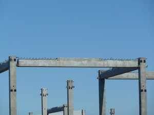 однополочные — предназначены для поддержки строительной плиты одной стороной, например, лестничная площадка, а также крайний пролет помещений;