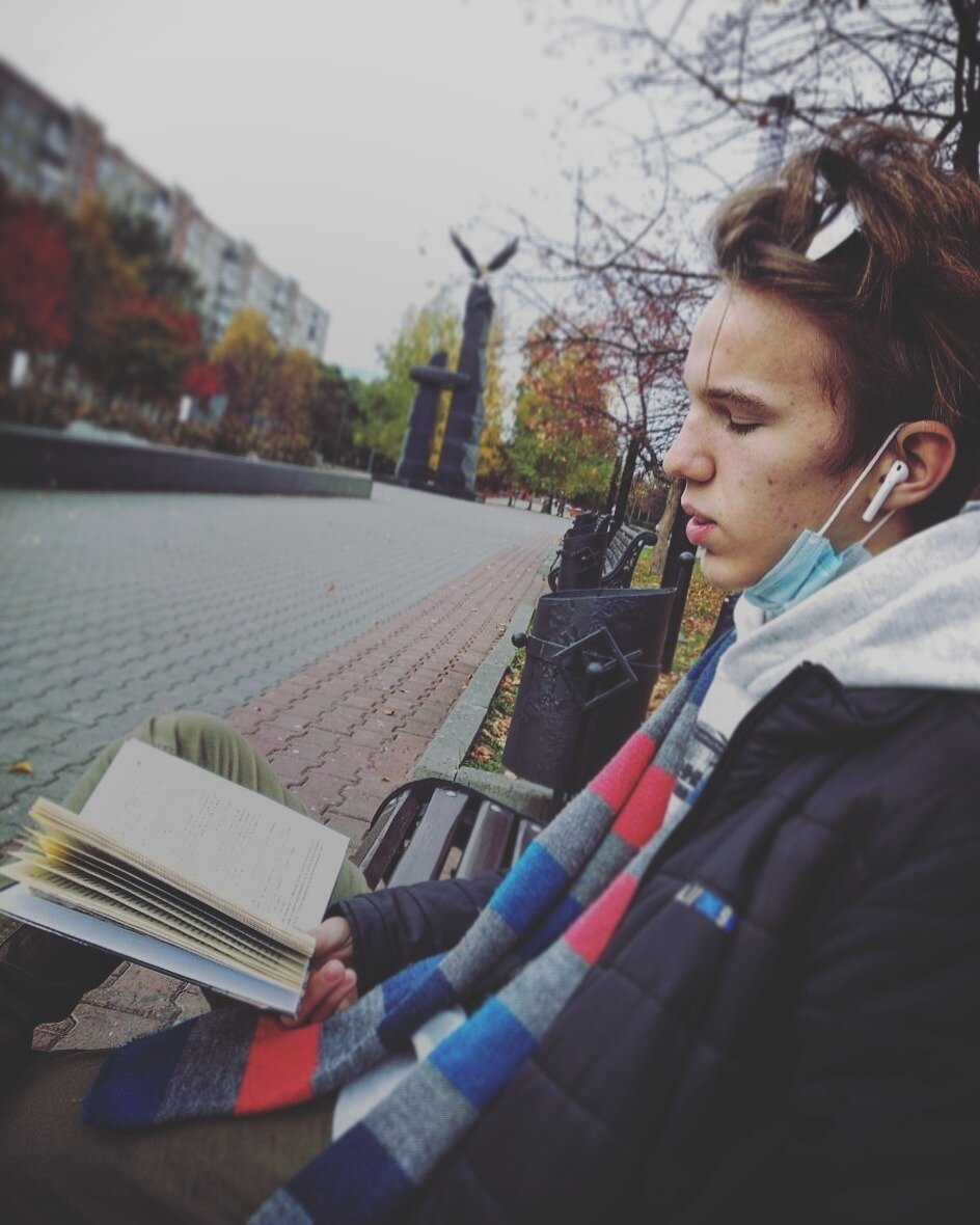 Не поверите, но читая книгу в парке, можно тоже зарабатывать деньги) 