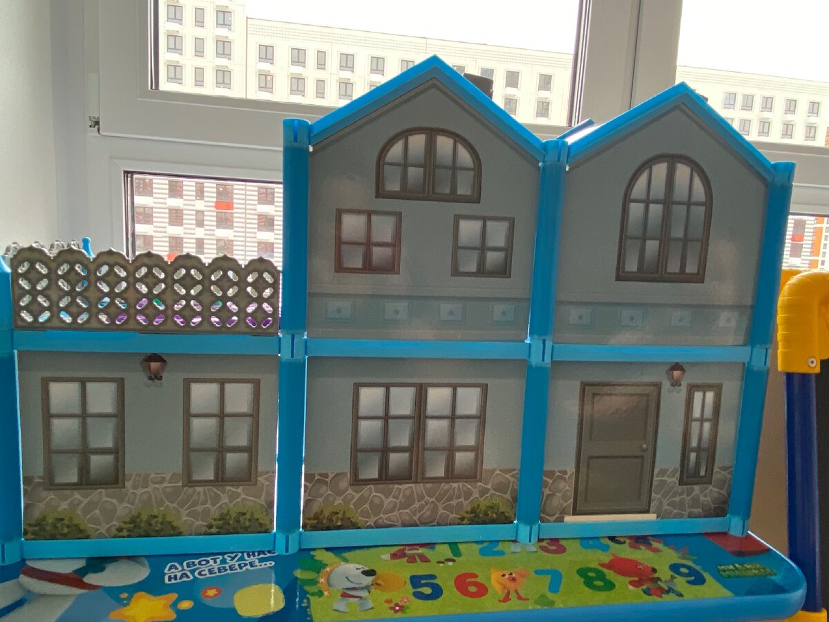 Кукольный домик из Fix Price. Фото автора канала Мама в бигуди  https://zen.yandex.ru/rastimdetej