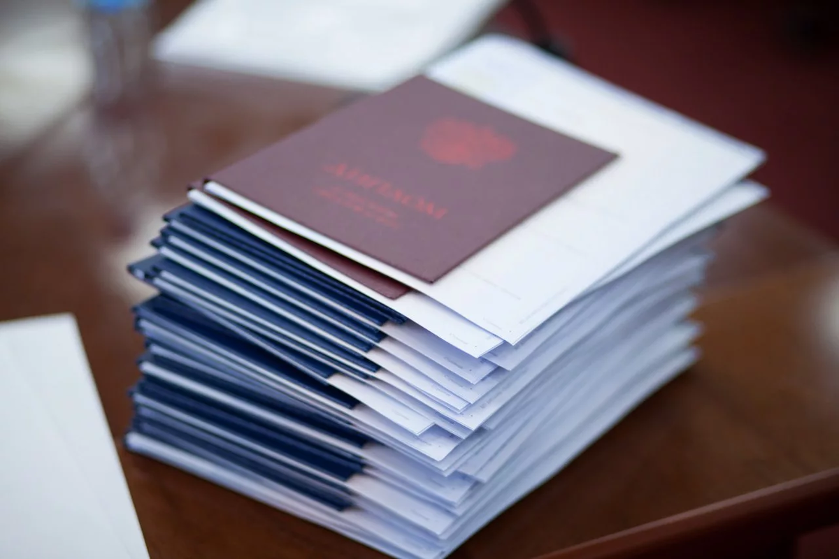 Одним дипломом больше, одним меньше... Думаешь, это изменит мир?)