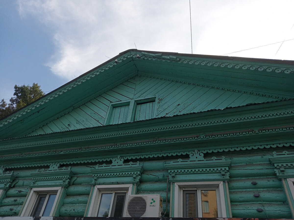 Красивая резьба, жаль, что закрашена однотонно.
