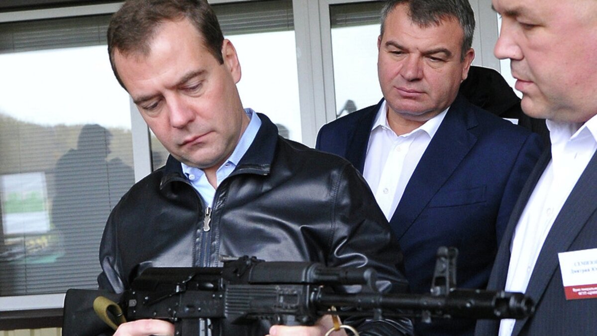 Фото из сети. "Царь" с "пищалью" и его "главный воевода", с которым они побьют гордых грузин.