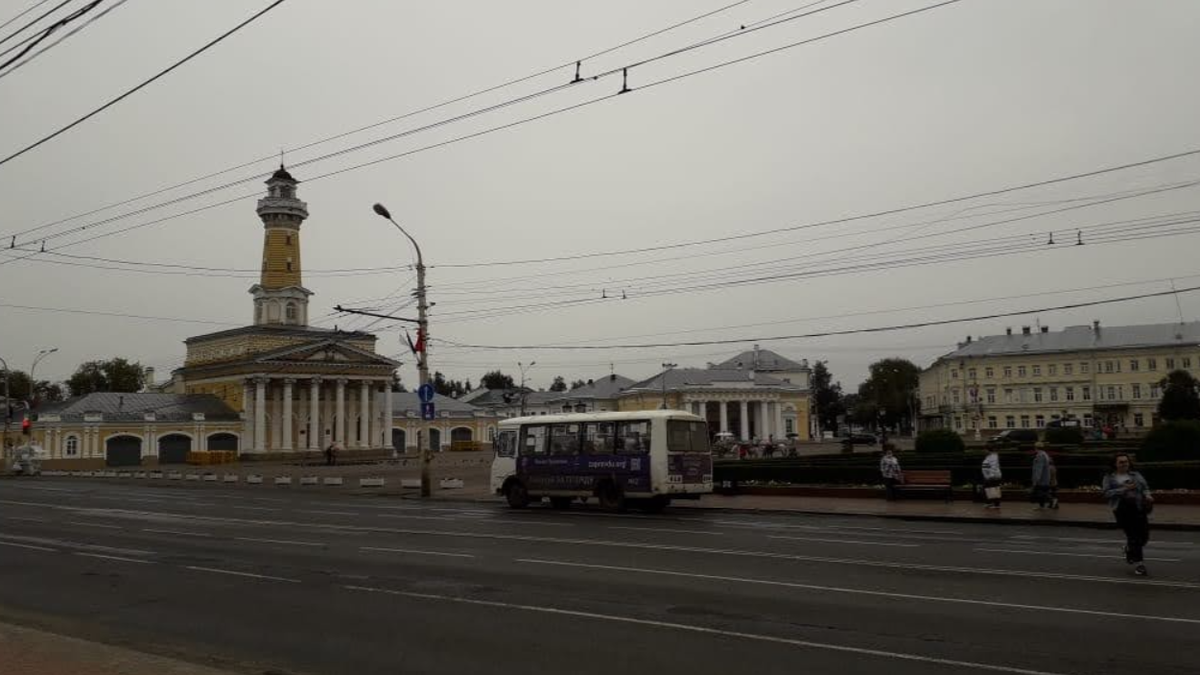 Центральная площадь и каланча! Как видите, погода нас в Костроме не побаловала. Но Кострома, как нам сказал гид, вообще на хорошую погоду не щедра. А уж как тут ветрено!