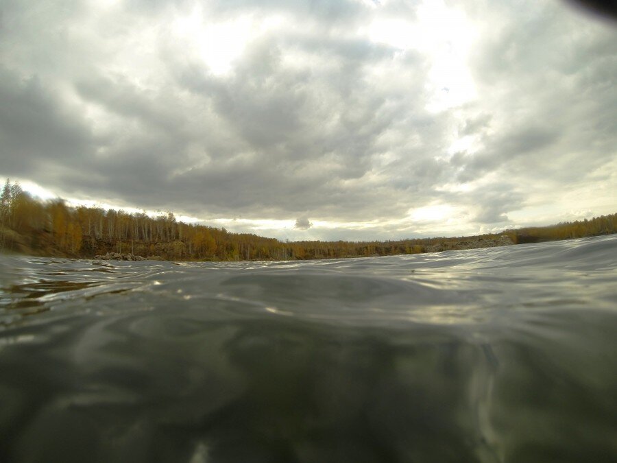 

После двух недельной засухи мы наконец собрались на дайв. Много всего произошло с последней нашей встречи с карьером Экодом, но мы снова здесь и готовы дальше открывать тайны этого загадочного водоема.
Прекрасное осеннее воскресенье, солнечно и морозно. Деревья уже совсем желтые и почти опала листва, а вода становится все темней и прохладней. Осенний дайв это особая романтика, насыщенные цвета природы, оптимальная температура для сбора и одевания снаряги, пустые от купальщиков водоемы, прозрачна холодная вода.
Как всегда встречаемся у заправки не далеко от карьера, дальнейший путь через желтый от листьев лес, легкое внедорожье, что добавляет драйва перед погружением и вот мы на старом месте. Главное в этот раз даже не само погружение, а некая свобода на которую мы вырвались из каменных джунглей, пусть хоть на пару часов, но эти пару часов разгружают мозг на целую неделю вперед.
Пьем чай, обсуждаем план погружения, дышим воздухом. Чудесно!