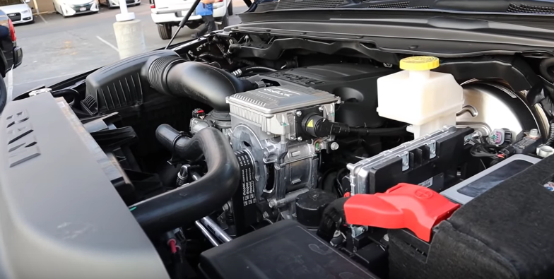 Так выглядит двигатель V8 под капотом у пикапа Ram 1500.