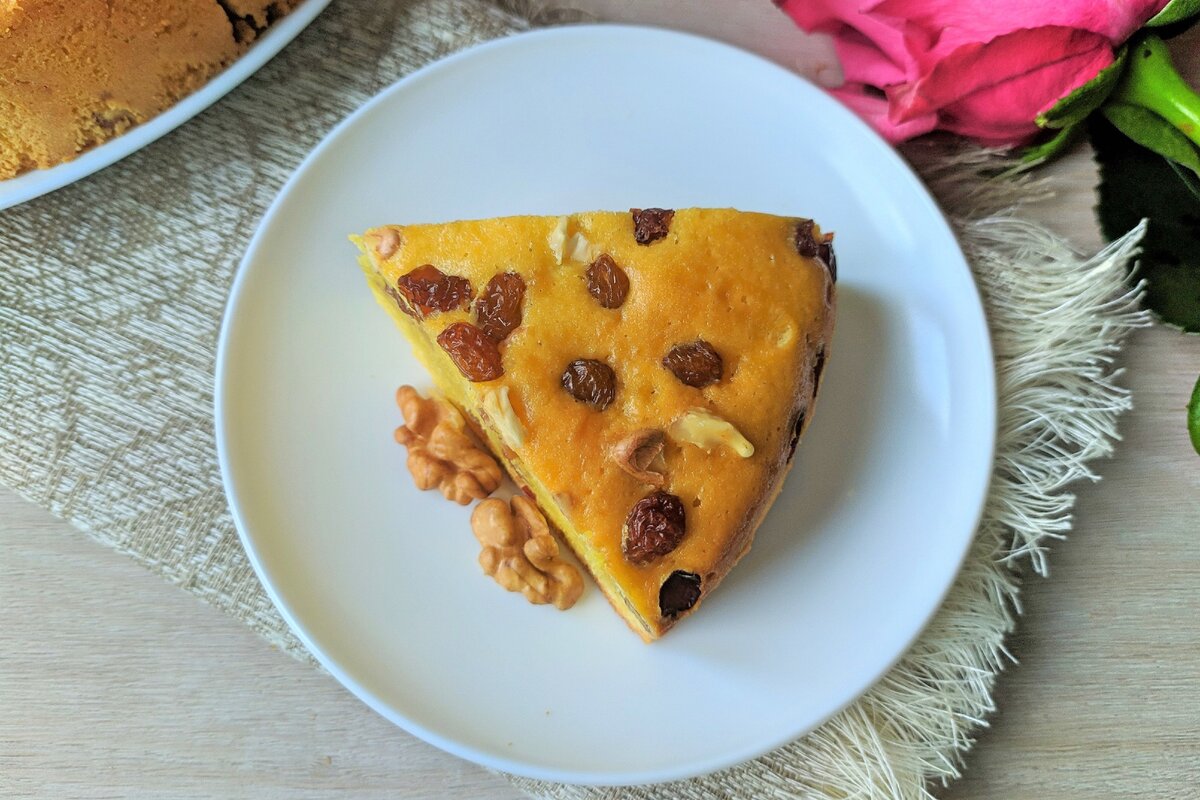 Пирог с изюмом и орехами