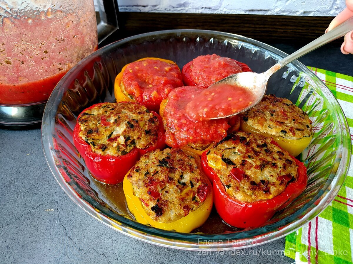 Перец фаршированный классический рецепт мясом и рисом. Перец фаршированный Глобус. Обжаренный перец фаршированный. Перцы фаршированные по гречески. Перец фаршированный на праздничный стол.