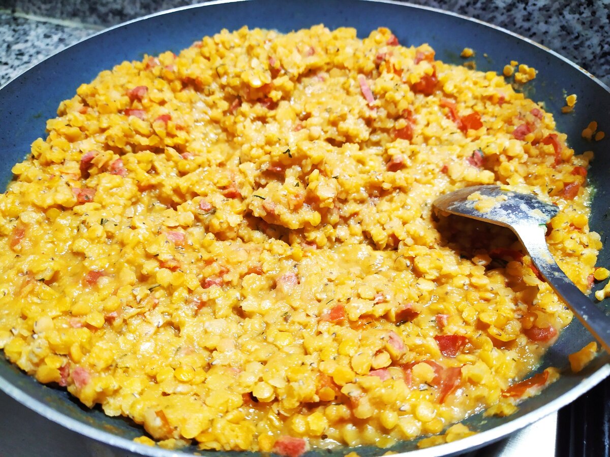 Чечевица приготовленная. Блюда из зеленой чечевицы. Суп из чечевицы. Гарнир из чечевицы. Блюда из зеленой чечевицы.