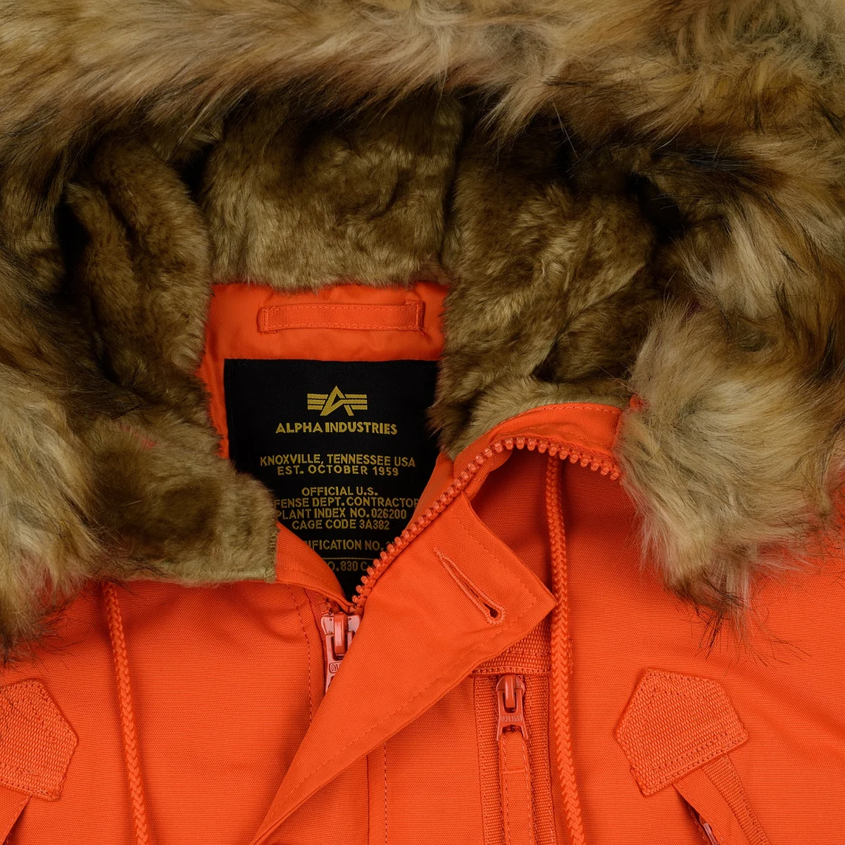Мужская куртка-аляска Alpha Industries Polar изготовлена из комбинации прочного легкого нейлона и полиэстера. В самую холодную погоду, обладателя куртки защитит наполнитель из полиэстера, который сохранит тепло в лютую минусовую погоду. Материал куртки и подкладка сшиты из качественных материалов (нейлон, полиэстер). Парка застёгивается на двойную молнию и обладает ветрозащитной планкой на пуговицах. Строгий удлиненный прямой крой, воротник-стойка создадут неповторимый стиль. Капюшон регулируется по натяжению и имеет дополнительное утепление. Куртка имеет семь карманов, эластичные резинки в манжетах, а также шнуры, которыми можно регулировать талию и подол изделия. Куртка украшена стильным ярлыком с указанием бренда, а также разнообразными нашивками. Характеристики: 
основа ткани - нейлон и полиэстер;
наполнитель из полиэстера;
стильная однотонная расцветка;
прямой удлиненный крой
регулируемый капюшон с утеплителем;
воротник-стойка;
двойная молния;
планка на пуговицах, защищающая от ветра;
семь карманов: пять внешних, один на рукаве, один внутри куртки;
эластичные манжеты на резинках;
шнуры для утяжения в талии и подоле;
стильный лаконичный брендинг;
ЦЕНА: 23 190 рублей.