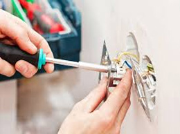 Как перенести розетку без штробления стены? Практические советы