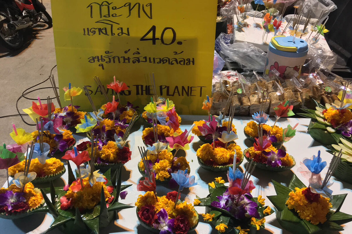 Предлагаются даже экологические кратонги из натуральных материалов по 40 батов за штуку