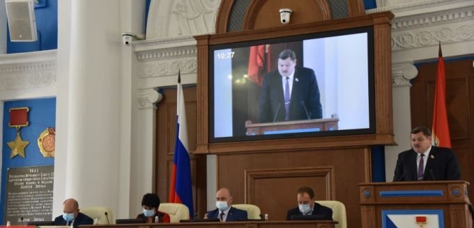 На трибуне – депутат от округа № 6 Сергей Колбин. Источник: sevzakon.ru