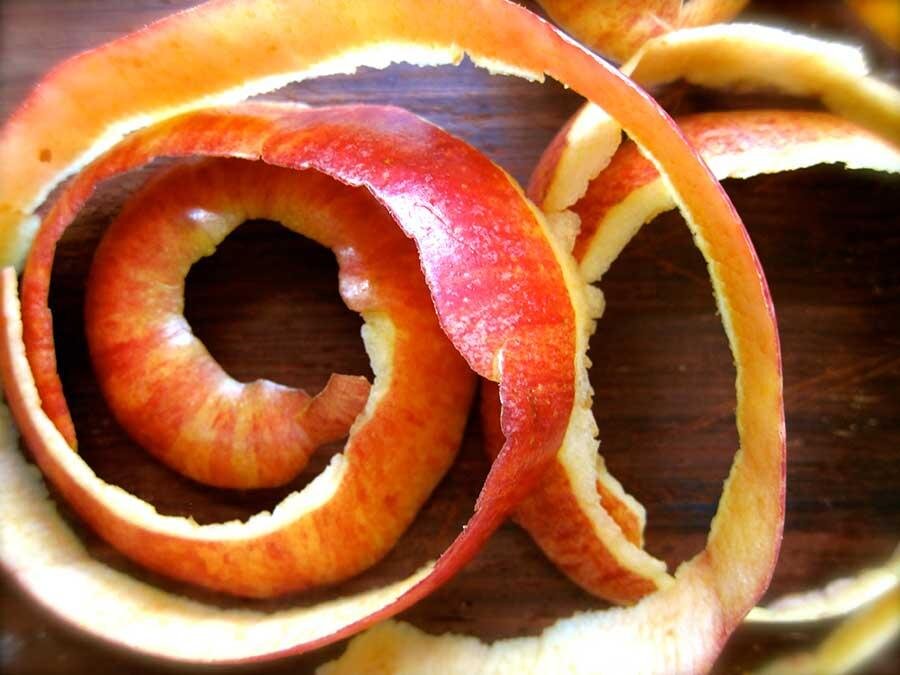Срезанная кожура яблок
