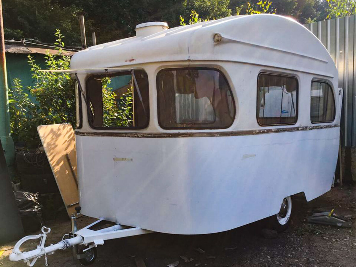 Прицеп называется Constructam Condor 4. Конкретно данная модель выпускалась в середине прошлого века.