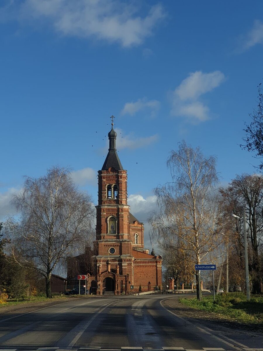 Снимок сделан на обратном пути домой, но эта церковь Рождества Пресвятой Богородицы стоит на обочине так, что ты едешь по дороге и поворот идёт так, что создаётся впечатление, будто церковь стоит на дороге 😳