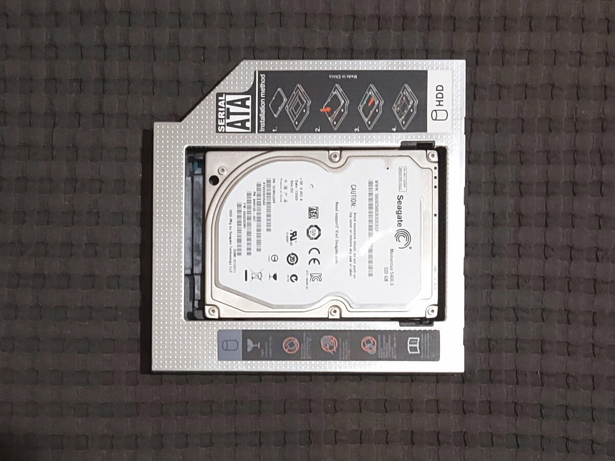 Родной HDD уже установлен в переходник и займёт место DVD-ROM