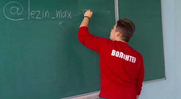 Если вы давно читаете мой канал, то знаете этого человека - студент направления ПМИ и активист профбюро Максим. https://vk.com/lezin_max