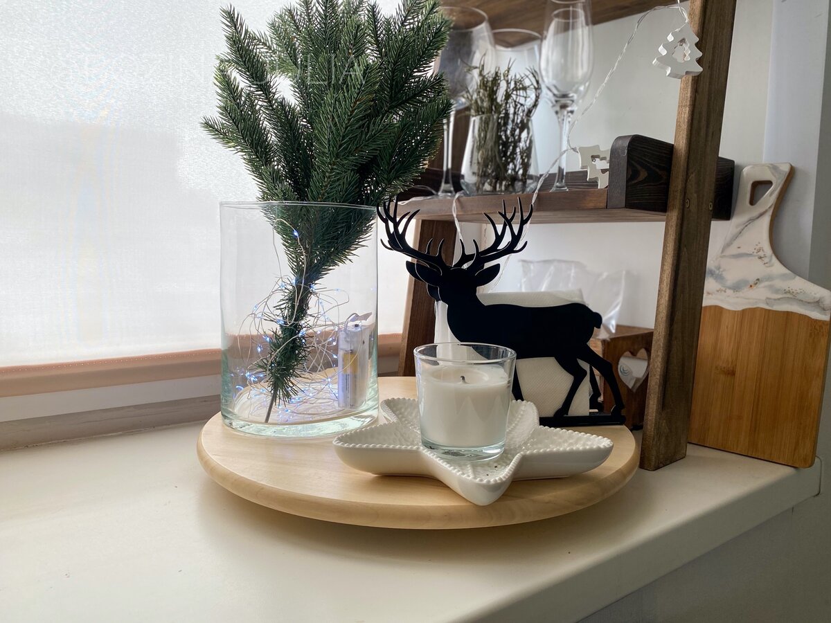 Ветка 320 рублей, ваза 380 рублей, гирлянда 99 рублей (по акции, обычно стоит 250 руб.)