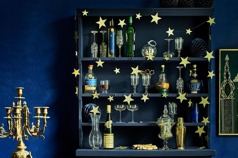 Сделайте большой комод звездой комнаты, украсив полки прекрасным набором мерцающих золотых звезд. Особенно эффектно на темном фоне, вы можете легко сделать свои собственные гирлянды созвездий дома. Улучшите внешний вид, заполнив полки металлическими аксессуарами и блестящей стеклянной посудой. 