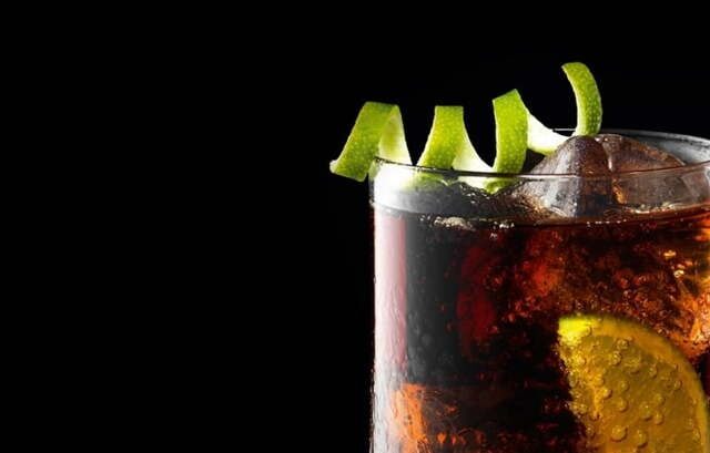 ​Смешивание коньяка с колой.

В одно время стало популярным смешивать колу и коньяк. Этот коктейль подают во многих питейных заведениях. Но отзывы от вкусе разнятся, с другой стороны это всегда так. А любителям экспериментов путь открыт.

Разницы между кока-колой и пепси-колой я не заметил. Главное, чтобы она была хорошо охлажденной и содержала углекислый газ, то есть долго не стояла открытой.

В классическом рецепте достаточно наполнить бокал кубиками льда, затем влить коньяк и колу в пропорции 1:1. Если вечер долгий, начните одной части коньяка 2-3 части колы, это поубавит градус.

Но, полученный коктейль нравится далеко не всем. Многие не пьют коньяк с колой, им вкус напитка отдает резиной. 
Эту проблему можно попытаться решить, добавив еще несколько ингредиентов.

«Бравый мачо».

▪️кока-кола – 350 мл;
▪️коньяк – 35 мл;
▪️черный растворимый кофе – половина пакетика.

Всего то налить в пивной бокал колу и коньяк, добавить кофе. Хорошо перемешать.

«Кубинский бренди».

▪️коньяк – 50 мл;
▪️кола – 30 мл;
▪️сок лайма (лимона) – 20 мл;
▪️лед – 3-4 кубика.

Нужно смешать в шейкере лед, коньяк и лимонный сок, затем перелить содержимое в бокал, добавить колу и украсить ломтиком лайма. Получается освежающий напиток с отлично сбалансированным вкусом, в котором коньяк не чувствуется.
