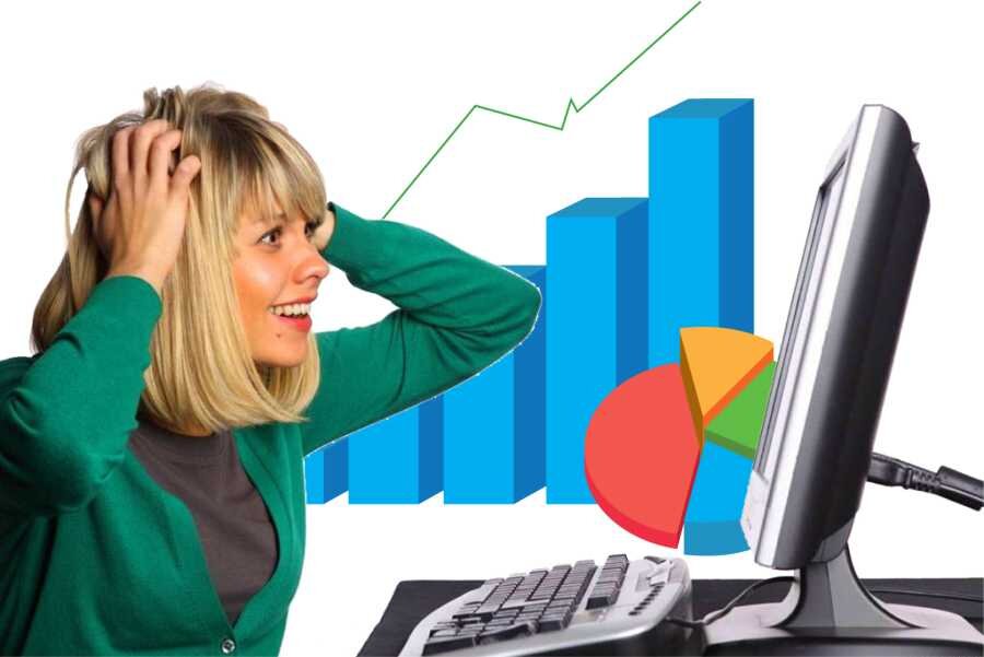 Человек за компьютером. Девушка программист. Человек сидит в социальных сетях. Человек звкомпьютером. Продажник фото.