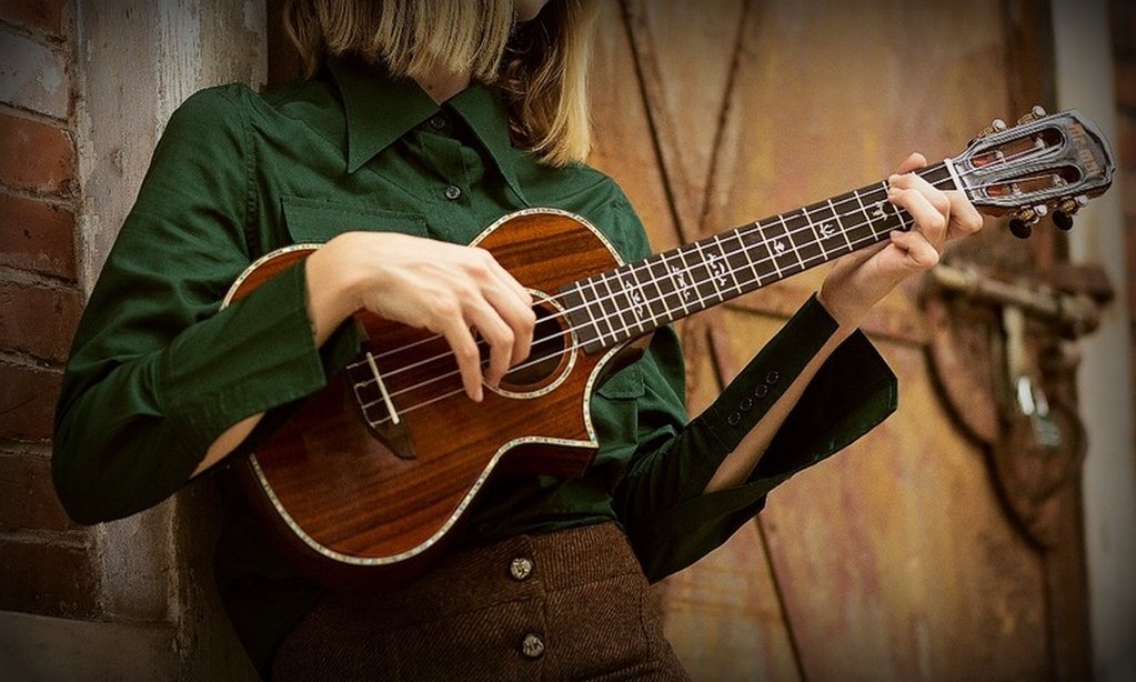 Укулеле тенор в руках. Гитара укулеле играть. Музыкальный инструмент укулеле. Эстетика гаваи и акулеле. Укулеле и человек.