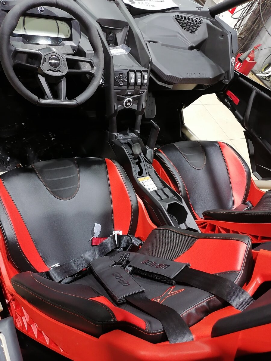 Забавное сочетание спортивных сидений-ковшей, четырех точечных ремней безопасности с подстаканниками. 