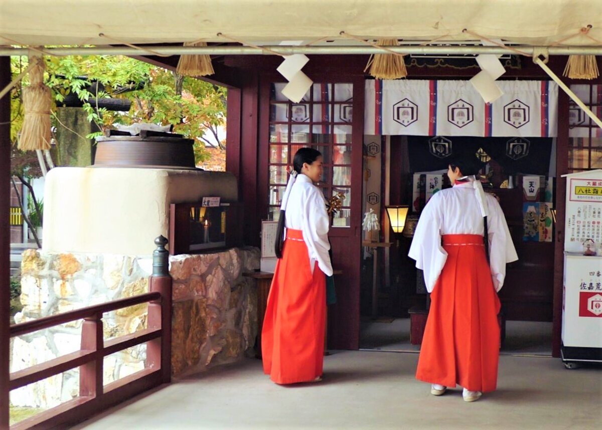 Сага. Мико-служительницы синтоистского храма 