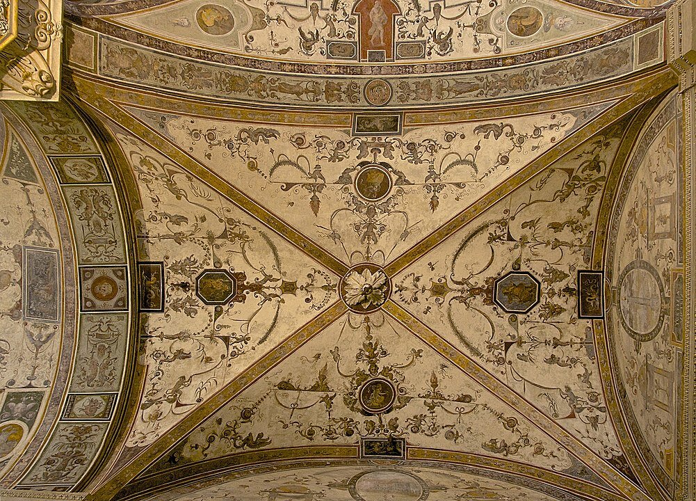 2. Фрески на потолке «Гротеск» Джорджо Вазари, во «Внутреннем дворе Микелоццо» Палаццо Веккьо во Флоренции, Италия