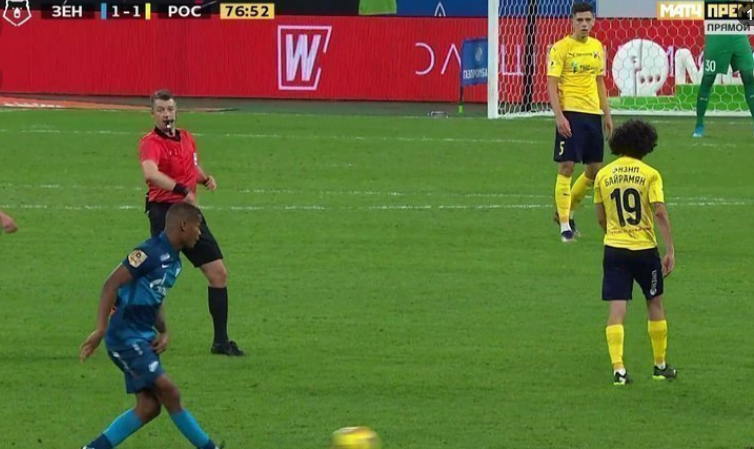 Игроки "Ростова" остановились в ожидании остановки игры и назначения штрафного удара. Фото из интернета.