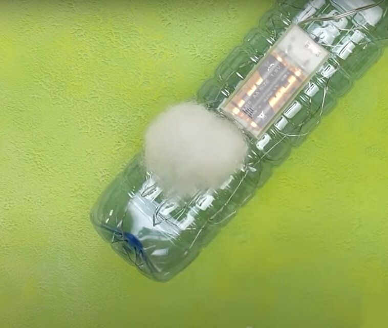 Обклеиваем бутылку ватой