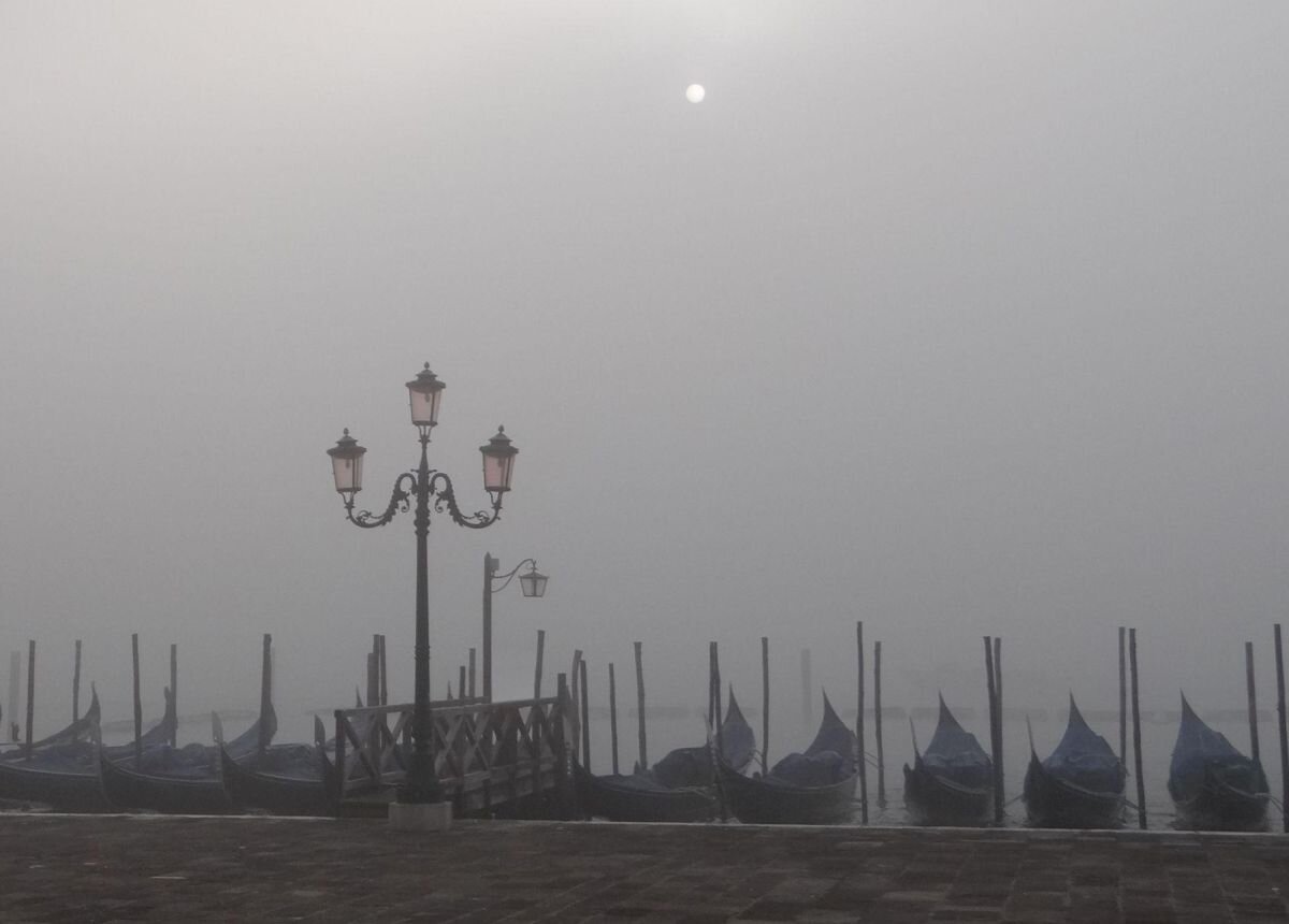 Венеция встречает густым туманом утром 1 января