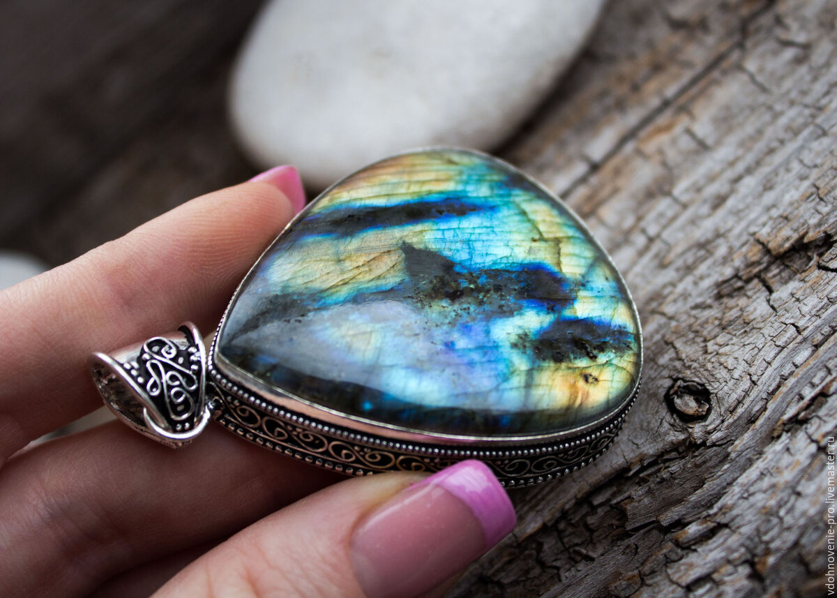 источник: https://vplate.ru/images/article/orig/2019/03/vse-o-kamne-labrador.jpg